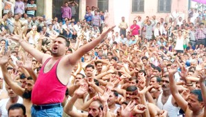 PHE workers staging protest demonstration outside Chief Engineer’s office on BC Road in Jammu on Saturday. — Excelsior/ Rakesh 