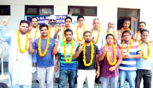 Office bearers of Gujjar Nagar Traders Association posing for group photograph.