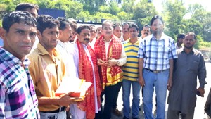 MLA Gandhi Nagar, Kavinder Gupta along with others during inauguration of macadamization work of road from By-pass Narwal to Bahu Rotary.