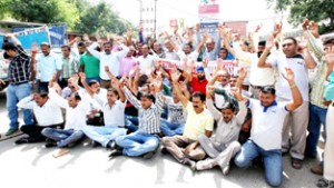 Daily wagers of PHE Department during a protest in front of Press Club Jammu on Tuesday.        -Excelsior/Rakesh