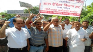 Members of Kissan Tehreek holding a protest at Jammu on Wednesday.