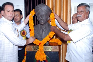 Ministers Sukhnandan Kumar and Sunil Kumar Sharma paying floral tributes to M. Visvesvaraya at Jammu on Tuesday.