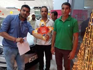 Anil Kumar of Sunderbani posing for photograph with officials of Tata Motors after winning cash back prize.