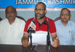 Tarsem Lal Khullar interacting with media persons at Jammu on Saturday. —Excelsior/Rakesh