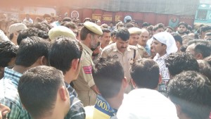 Police personnel pacifying agitators at Bari-Brahmana on Sunday.— Excelsior/Gautam
