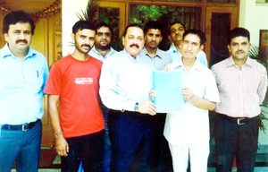 A delegation of Malai villagers submitting a memorandum to Union Minister Dr Jitendra Singh at Jammu.