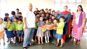 Students of Little Millennium Pre Schools presenting items to inmates of Bal Ashram.