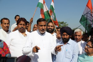 Cong leaders and workers protesting against coalition Govt at Akhnoor on Thursday. 