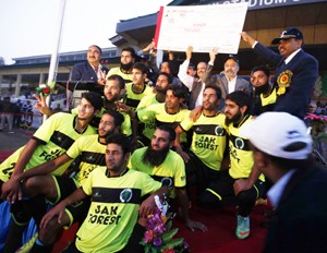 Jubilant players of J&K Forest team posing alongwith Sports Minister, Imran Raza Ansari after clinching CRPF Knockout Football Tournament in Srinagar on Saturday.    —Excelsior/Amin War 