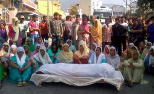 Family members & relatives of a deceased woman protesting after putting body on highway on Sunday.