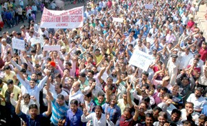 PHE daily wagers taking out large protest rally in Jammu on Friday. -Excelsior/ Rakesh