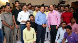 Union Minister Dr Jitendra Singh being felicitated by ABVP activists before they left for Patna to take part in the Bihar election campaign, at New Delhi on Thursday.