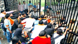 ABVP activists forcing their entry on JU campus on Wednesday. -Excelsior/Rakesh