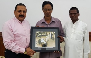 Union Minister Dr Jitendra Singh being presented a rare 1943  photograph of Netaji Subhash Chandra Bose signing the documents of take-over of Andaman & Nicobar  after the liberation of the islands from foreign rule, at New Delhi.
