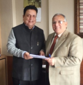 BR Sharma, Chief Secretary, handing over the charge of CEO, J&K ERA to Vinod Sharma. 