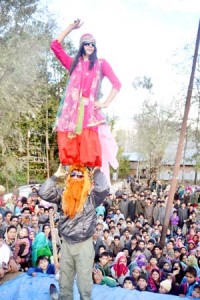 A scene from the play ‘Gareeb Koor’ presented by Alamdar Luk Pather Centre at Chandergeer in Bandipora.