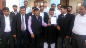 MLC Vibodh Gupta posing with lawyers during his visit to court complex Rajouri on Tuesday. —Excelsior/Bhat