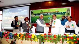 VC SKUAST-J presenting memento to Speaker Kavinder Gupta during valedictory of JK Agricultural Science Congress on Friday.