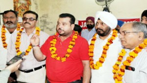 JKMEF president, Sushil Sudan alongwith newly elected office bearers of Drivers and Cleaners Union (SHTO) addressing media persons at Jammu. —Excelsior/Rakesh