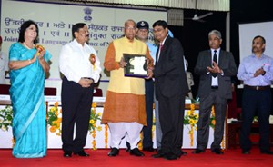 Governor of Punjab and Haryana, Prof Kaptan Singh Solani presenting Rajbhasha Shield to Om Prakash, ED NHPC.