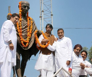PCC chief GA Mir alongwith Amrinder Singh Brar, Sham Lal Sharma and Raman Bhalla paying tributes to Mahatma Gandhi on his birth anniversary at Jammu on Friday. -Excelsior/Rakesh