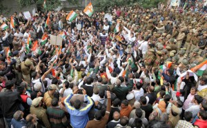 Cong workers’ strong rally towards Civil Secretariat being stopped by police near Bus Stand in Jammu on Monday. -Excelsior/Rakesh