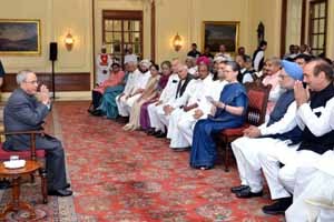 President Pranab Mukherjee meeting a delegation of Congress leaders led by Congress president Sonia Gandhi, at Rashtrapati Bhavan in New Delhi on Tuesday.(UNI)