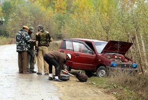 Troops at the site of IED recovery from a car on Baramulla road. —Excelsior/Aabid Nabi