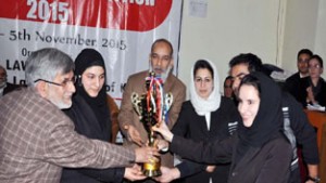 Justice (Retd) BA Kirmani and KU VC Prof Khurshid Andrabi giving away prizes to winners of Moot Court Competition.