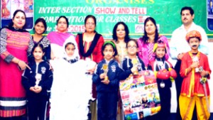 Winners of Show & Tell Competition posing for a group photograph alongwith dignitaries at DPS, Jammu on Wednesday.