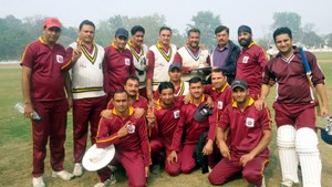 Victorious JU Employees team posing for a group photograph.