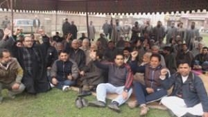 Pampore residents protesting over ‘relocation’ of AIIMS. -Excelsior/Younis Khaliq