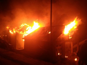 Flames billowing out from residential houses at Suzana Palmar area of district Kishtwar. —Excelsior/Tilak Raj