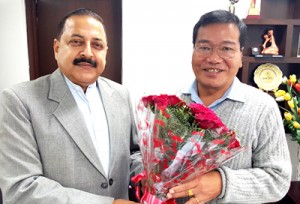 Union Minister Dr Jitendra Singh felicitating former Minister, four-time MLA and BJP State Vice President, Valte Hangkhanlian for the party's historic breakthrough victory on two seats in Manipur State Assembly by-election, at New Delhi on Sunday.