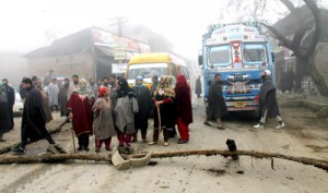 Protest at Malangpora against Food and Supplies Department.           -Excelsior/ Younis Khaliq