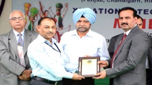 Dr Nitin Langer of MIET, Kot Bhalwal receiving ISTE Best Teacher Award.