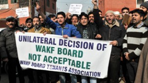 Shopkeepers staging protest against Government and Wakf Board in Srinagar on Saturday. —Excelsior/Amin War