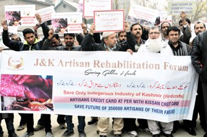 Members of Jammu and Kashmir Artisans Rehabilitation Forum (JKARF)protesting in Srinagar on Friday.  -Excelsior/Amin War
