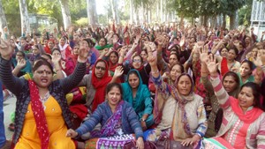 Anganwadi workers and helpers staging a demonstration at Kathua on Friday.— Excelsior/Madan