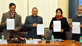Union Minister Dr Jitendra Singh, flanked by senior officers of Ministry of Personnel, formally launching “Single Page Form” as a new governance reform on “Sushasan Divas” to mark the birthday of Atal Bihari Vajpayee, at New Delhi on Friday.