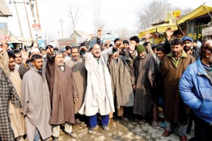 Residents of Kakapora staging a protest against Government on Tuesday.