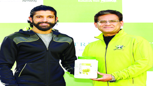 Anshu Budhraja, CEO, Amway India alongwith Farhan Akhtar, Brand Ambassador for the Nutrilite brand in India.