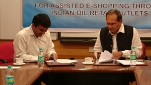 S Varadachari, General Manager In-Charge, Karnataka State Office (right) and Sridhar Gundaiah, Chief Executive Officer, Local Cube Commerce Pvt. Ltd. signing the agreement.
