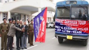 ADGP, SP Vaid flagging off ‘Bharat Dharshan Tour’ for 96 students from Police Headquarter lawns at Jammu.