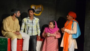 A scene from the play ‘Poorav Aur Paschim’ directed by Balwant Thakur, presented in Natrang Theatre Festival-2016.