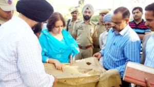 DDC Samba Sheetal Nanda inspecting Girdawari.