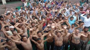 Semi-naked PHE daily rated workers staging protest demonstration at PHE complex, B C Road in Jammu on Monday.  -Excelsior/ Rakesh 