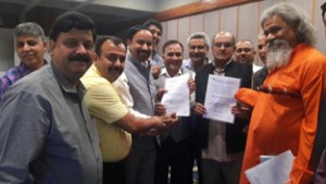 Delegation of FoIJ submitting memorandum to Parliamentary Standing Committee on Industry at Srinagar on Monday.