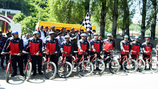 GOC 19 Division, Major General JS Nain, flagging off cycling expedition at Baramulla. -Excelsior/ Aabid Nabi