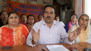 BMS general secretary, Ashok Choudhary along with AWWA leaders addressing media persons at Jammu. —Excelsior/Rakesh